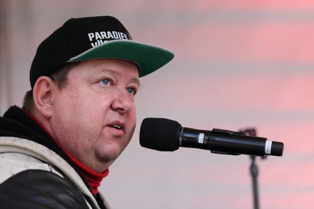 Sebastian Krumbiegel spielt bei einem Protestkonzert gegen die Wahl des neuen AfD-Fraktionsvorsitzenden auf dem Alten Markt am Brandenburger Landtag in Potsdam, 27. Oktober 2020. Protestkonzert Flügel statt Flügel in Potsdam