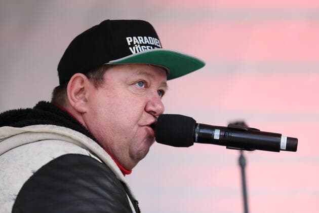 Sebastian Krumbiegel spielt bei einem Protestkonzert gegen die Wahl des neuen AfD-Fraktionsvorsitzenden auf dem Alten Markt am Brandenburger Landtag in Potsdam, 27. Oktober 2020. Protestkonzert Flügel statt Flügel in Potsdam