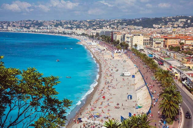 Nice, French Riviera, Cote d Azur, France. Bathers on the beach in front of the Promenade des Anglais. Seen from Parc de la Colline du Chateau. ÂxKenxWelsh 4039_rf_14_kw_rf_00073