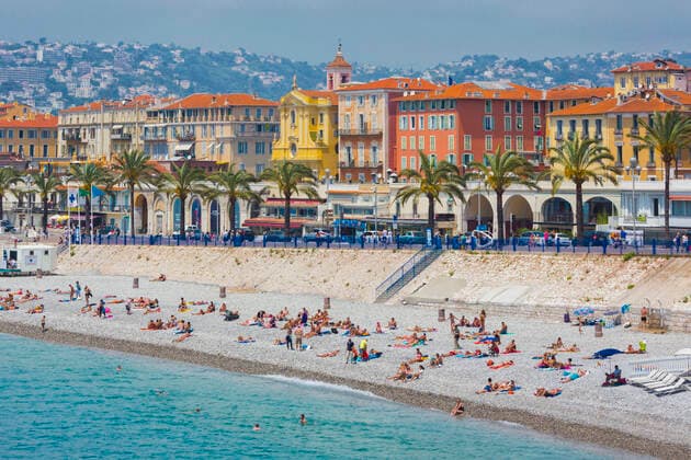 Nice, French Riviera, Cote d Azur, France. Bathers on the beach in front of the Promenade des Anglais. Seen from Parc de la Colline du Chateau. ÂxKenxWelsh 4039_rf_14_kw_rf_00087