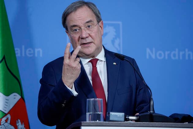Bilder des Jahres 2020, News 10 Oktober News Themen der Woche KW44 News Bilder des Tages PK zur Aktuellen Lage der Corona-Virus-Pandemie in Nordrhein-Westfalen und den Maßnahmen der Landesregierung mit Ministerpraesident und Gesundheitsminister Duesseldorf, 27.10.2020, Ministerpraesident von Nordrhein-Westfalen Armin Laschet informiert ueber die aktuelle Lage und die Massnahmen der Landesregierung im Rahmen der Corona-Virus-Pandemie in Nordrhein-Westfalenin der Staatskanzlei Duesseldorf Nordrhein-Westfalen Deutschland *** PK on the current situation of the Corona Virus Pandemic in North Rhine-Westphalia and the measures of the state government with Minister President and Minister of Health Duesseldorf, 27 10 2020, Minister President of North Rhine-Westphalia Armin Laschet informs about the current situation and the measures o