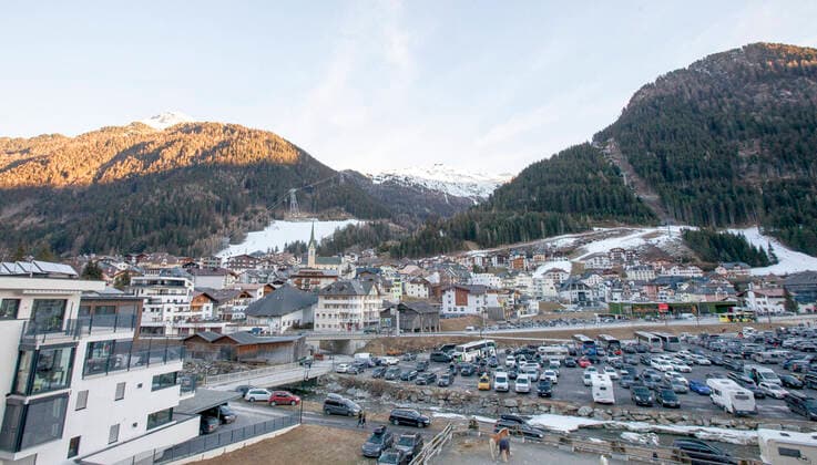 AUT, 2020-10-26: FEATURE GESUNDHEIT - COVID-HOTSPOT ISCHGL IM PAZNAUNTAL - FEATURE UEBERSICHT ISCHGL ;