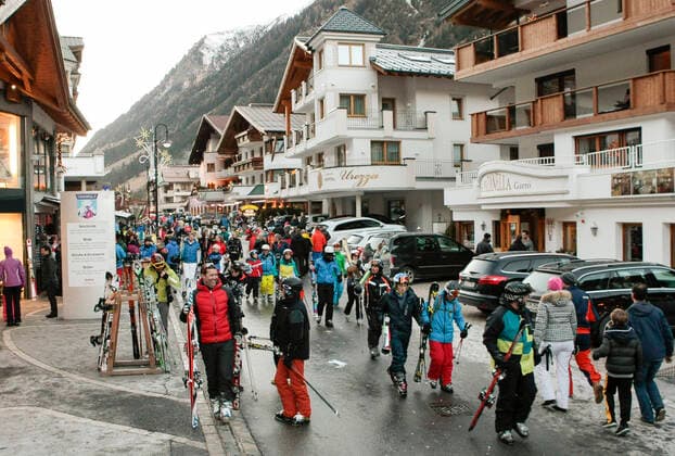 AUT, 2020-10-26: FEATURE GESUNDHEIT - COVID-HOTSPOT ISCHGL IM PAZNAUNTAL - FEATURE ;