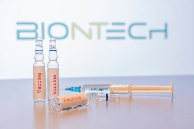 Symbolfoto, Logo des Pharma und Impfstoffhersteller BIONTECH aus Deutschland Aktuell, Symbolbild und Logo des Pharma Unternehmen und Impfstoff Hersteller BIONTECH aus Mainz mit Ampulle und Spritze. BIONTECH steht kurz vor der Zulassung eines Impfstoff unter der aktuellen Bezeichnung BNT162b2 Mainz Rheinland-Pfalz Deutschland