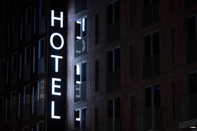 News Bilder des Tages Ein Leuchtschild mit der Aufschrift Hotel zeichnet sich im Dunkeln ab in Berlin, 27.10.2020. Hotels haben aufgrund der Reisebeschraenkungen durch das Corona-Virus hohe Verluste an Einnahmen. Berlin Deutschland