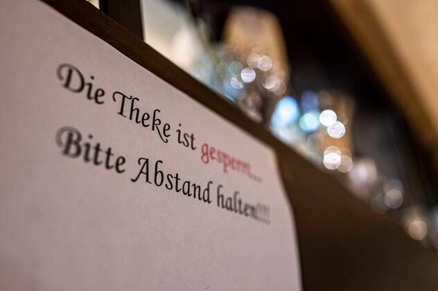 News Bilder des Tages Lockdown in der Gastronomie Wirtschaft: Gastronomie, Corona: Auf einem Schild an der Theke steht geschrieben Die Theke ist gesperrt. Bitte Abstand halten!!! . Aufgrund der steigenden Infektionszahlen mit dem Corona-Virus befürchten die Gastwirte einen zweiter Lockdown in Deutschland. Rietberg Nordrhein-Westfalen Deutschland Copyright: xInderlied Kirchner-Mediax