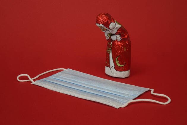 Mundschutzmaske und Weihnachtsmann Mundschutzmaske und Weihnachtsmann, 27.10.2020, Borkwalde, Brandenburg, Vor einer Mundschutzmaske steht ein Weihnachtsmann.