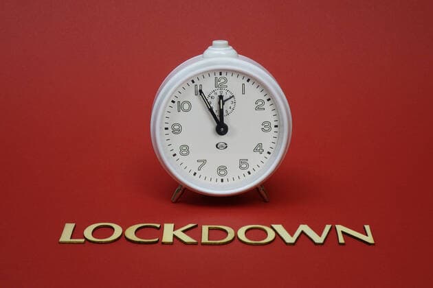 News Bilder des Tages Uhr und Lockdown Uhr und Lockdown, 27.10.2020, Borkwalde, Brandenburg, Vor einer Uhr liegt der Schriftzug Lockdown.