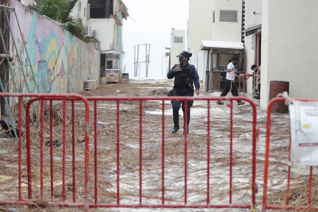 A officer guards during the arrived of the Hurricane Zeta in category 1 of the Saffir-Simpson scale; It is the third environmental phenomenon of its kind that has been recorded in a month. State authorities have launched a prevention operation where more than 70 shelters have been set up for affected people on October 27, 2020 in Cancun, Mexico Where: Cancun, Mexico When: 27 Oct 2020 Credit: Eyepix Cover Images Copyright: xRodolfoxFloresx 40976050 EDITORIAL USE ONLY. NOT FOR USE BY NEWSPAPERS BASED IN THE UK.