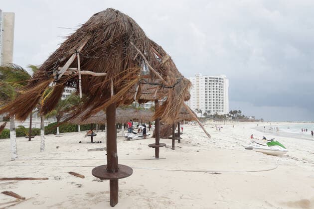 A Palapa that fell due to the strong gusts of wind of 130 kilometers per hour,, which brought Hurricane Zeta, in category 1 of the Saffir-Simpson scale; It is the third environmental phenomenon of its kind that has been recorded in a month. State authorities have launched a prevention operation where more than 70 shelters have been set up for affected people on October 27, 2020 in Cancun, Mexico Where: Cancun, Mexico When: 27 Oct 2020 Credit: Eyepix Cover Images Copyright: xRodolfoxFloresx 40976052 EDITORIAL USE ONLY. NOT FOR USE BY NEWSPAPERS BASED IN THE UK.