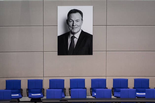 Bilder des Jahres 2020, News 10 Oktober News Themen der Woche KW44 News Bilder des Tages News Bilder des Tages Berlin, Bundestag würdigt den verstorbenen Vizepräsidenten Oppermann Deutschland, Berlin - 28.10.2020: Im Bild ist ein Bild des verstorbenen Vizepräsidenten Thomas Oppermann (spd) während der halbstündigen Trauerfeier im deutschen Bundestags zu sehen. Berlin Bundestag Berlin Deutschland *** Berlin, Bundestag pays tribute to the deceased Vice President Oppermann Germany, Berlin 28 10 2020 The picture shows a picture of the deceased Vice President Thomas Oppermann spd during the half-hour memorial service in the German Bundestag Berlin Bundestag Berlin Germany