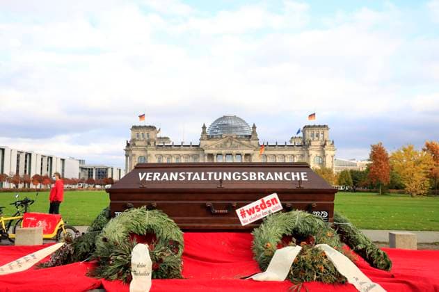 Bilder des Jahres 2020, News 10 Oktober News Themen der Woche KW44 News Bilder des Tages News Bilder des Tages Demonstration zur Rettung der Veranstaltungswirtschaft vom Aktionsbündnis Alarmstufe Rot . Berlin, 28.10.2020 *** Demonstration to save the event industry from the Action Alliance Red Alert Berlin, 28 10 2020 Foto:xS.xGabschx xFuturexImage