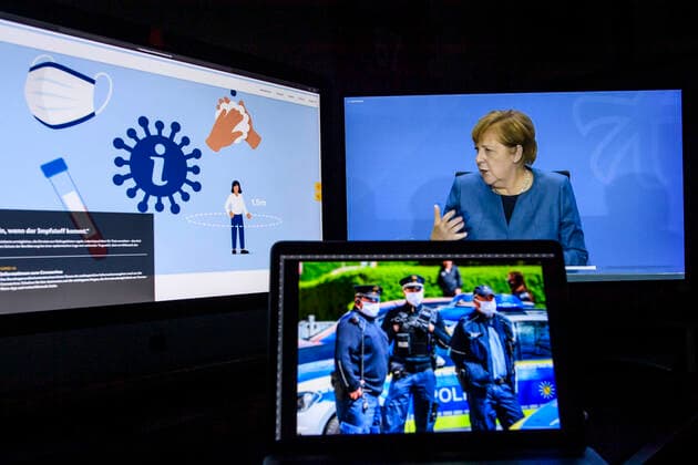 28.10.2020, xkvx, Wirtschaft Gesundheit, Bundesregierung beschliesst - Lock Down Lockdown 2020 wegen des Coronavirus emwir, v.l. Bundeskanzlerin Dr. Angela Merkel, Bayerns Ministerpraesident Dr. Markus Soeder und Berlins Oberbuergermeister Michael Mueller geben in Berlin eine Pressekonferenz Feature Lockdown Wirtschaft Politik Covid-19 Coronavirus Corona Virus Symbolbild RKI Grafik Robert Koch Institut Grafik Berlin