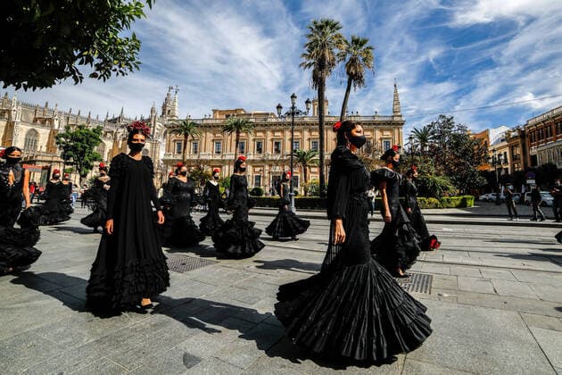 Bilder des Jahres 2020, Entertainment 10 Oktober Entertainment Themen der Woche KW44 Entertainment Bilder des Tages October 28, 2020, Sevilla, SEVILLA, SPAIN: Several models walks during the protest of the flamenco fashion for not getting help from the government at Plaza Nueva square on October 28, 2020 in Sevilla, Spain. Sevilla SPAIN - ZUMAa181 20201028_zaa_a181_044 Copyright: xJoaquinxCorcherox