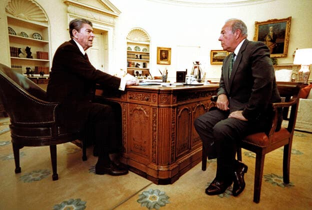 June 20, 1985, Washington, District of Columbia, USA: In this photo released by the White House, United States President Ronald Reagan meets with US Secretary of State George Shultz in the Oval Office of the White House in Washington, DC on June 20, 1985..Mandatory Credit: Pete Souza White House via CNP Washington USA - ZUMAs152 19850620_zaa_s152_003 Copyright: xPetexSouzax-xWhitexHousexViaxCnpx
