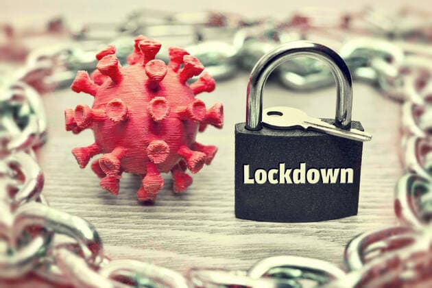 FOTOMONTAGE, Coronavirus und geschlossenes VorhÃ¤ngeschloss mit Aufschrift Lockdown