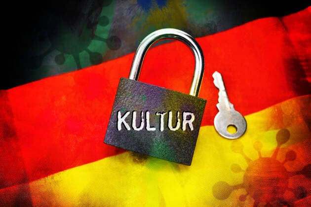 FOTOMONTAGE, Geschlossenes VorhÃ¤ngeschloss mit Aufschrift Kultur auf Deutschlandfahne, kultureller Lockdown