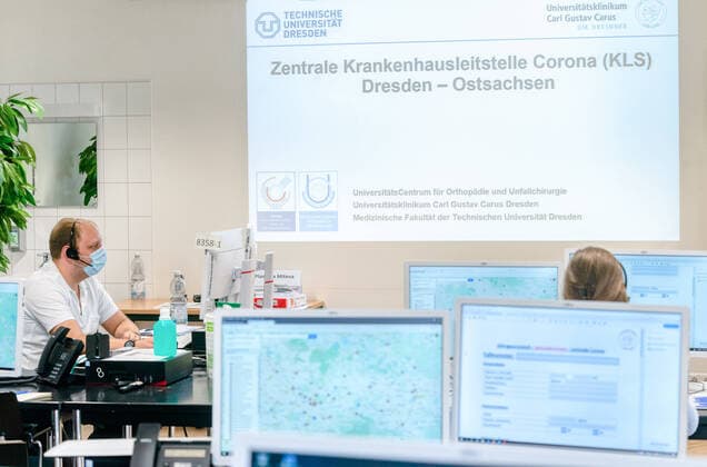Krankenhausleitstelle Corona Dr. Christian Kleber koordiniert in der neuen Krankenhausleitstelle Corona im Uniklinikum Dresden Anrufe von Patienten. Das Uniklinikum Dresden hat im Auftrag vom Freistaat Sachsen eine Zentrale Krankenhausleitstelle Corona Dresden Ostsachsen eingerichtet. Damit soll sichergestellt werden, dass schwer erkrankte Patienten mit bestätigter COVID-19-Infektion oder deutlichen Anzeichen dafür, den Notwendigkeiten entsprechend stationär versorgt werden. Die neue Krankenhausleitstelle arbeitet mit allen Krankenhäusern der Region zusammen, die aktuell insgesamt 6.334 Betten darunter 288 Intensivbetten gemeldet haben. Auch die zwei Integrierten Regionalleitstellen Dresden und Ostsachsen sowie alle Är
