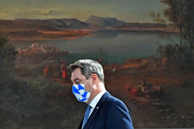 News Bilder des Tages Markus SOEDER (Ministerpraesident Bayern und CSU Vorsitzender) mit Mundschutz,Maske, geht bei seiner Ankunft an einem Oelgemaelde vorbei. Pressekonferenz der Bayerischen Staatsregierung- zum Thema Corona Pandemie und dem Lockdown Light,Wellenbrecher am 29.10.2020 im Prinz Carl Palais in Muenchen.