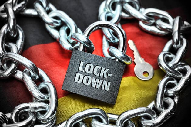 FOTOMONTAGE, Geschlossenes VorhÃ¤ngeschloss mit Aufschrift Lockdown auf Deutschlandfahne
