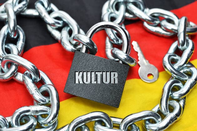 FOTOMONTAGE, Geschlossenes VorhÃ¤ngeschloss mit Aufschrift Kultur auf Deutschlandfahne, Symbolfoto Kulturszene und Lockdown