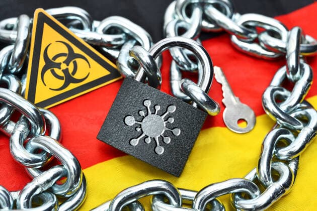 FOTOMONTAGE, Geschlossenes VorhÃ¤ngeschloss mit Coronavirus-Zeichen auf Deutschlandfahne, Symbolfoto Lockdown