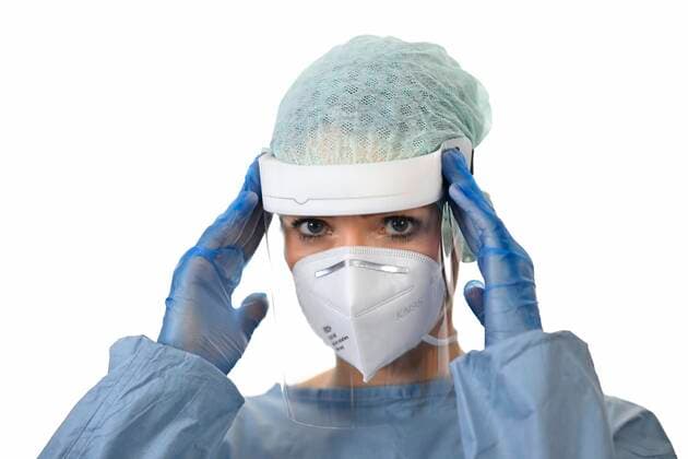 Krankenpflegerin, Medizinisches Personal überlastet, Gestik, Hände über Kopf, Corona-Krise, Baden-Württemberg, Deutschland, Europa Copyright: imageBROKER/MichaelxWeber ibximw05909070.jpg