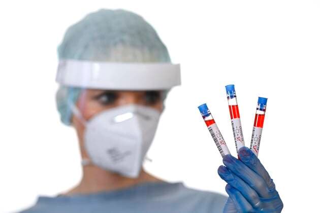 Positives Testergebnis, medizinisches Personal beim RT-PCR, Real-time Reverse Transkriptase Polymerase-Kettenreaktion, Corona-Test, Corona-Krise, Baden-Württemberg, Deutschland, Europa Copyright: imageBROKER/MichaelxWeber ibximw05909126.jpg