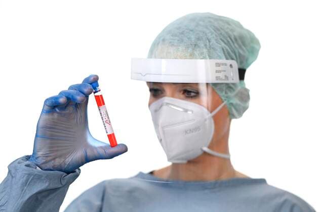 Positives Testergebnis, medizinisches Personal beim RT-PCR, Real-time Reverse Transkriptase Polymerase-Kettenreaktion, Corona-Test, Corona-Krise, Baden-Württemberg, Deutschland, Europa Copyright: imageBROKER/MichaelxWeber ibximw05909128.jpg