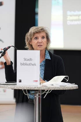 Verleihung der 1. NRW Bildungspartnerplakette an die Stadtbibliothek Aktuell, Koeln, 29.10.2020, Dr. Hannelore Vogt Direktorin der Stadtbibliothek Koeln im Portrait bei der Ueberreichung der ersten Bildungspartnerplakette an die Stadtbibliothek Koeln im Rahmen der Initiative Bildungspartner NRW Bibliothek und Schule Koeln Nordrhein-Westfalen Deutschland