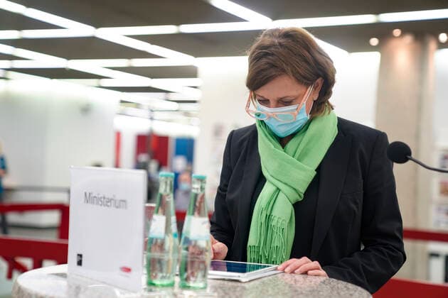 Verleihung der 1. NRW Bildungspartnerplakette an die Stadtbibliothek Aktuell, Koeln, 29.10.2020, Yvonne Gebauer NRW Schul- und Bildungsministerin am Tablet bei der Ueberreichung der ersten Bildungspartnerplakette an die Stadtbibliothek Koeln im Rahmen der Initiative Bildungspartner NRW Bibliothek und Schule Koeln Nordrhein-Westfalen Deutschland
