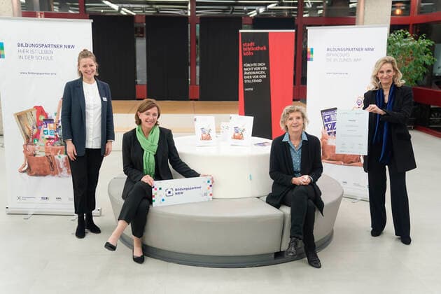 Verleihung der 1. NRW Bildungspartnerplakette an die Stadtbibliothek Aktuell, Koeln, 29.10.2020, Yvonne Gebauer NRW Schul- und Bildungsministerin, Ulrike Lubek LVR-Direktorin, Dr. Hannelore Vogt Direktorin der Stadtbibliothek Koeln und Kim Marie Stachelhaus LVR Mitarbeiter fuer den Bereich Bibliothek und Schule bei der Ueberreichung der ersten Bildungspartnerplakette an die Stadtbibliothek Koeln im Rahmen der Initiative Bildungspartner NRW Bibliothek und Schule Koeln Nordrhein-Westfalen Deutschland