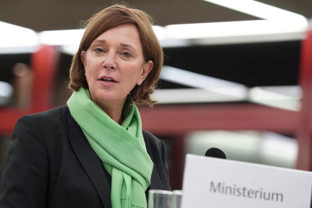 Verleihung der 1. NRW Bildungspartnerplakette an die Stadtbibliothek Aktuell, Koeln, 29.10.2020, Yvonne Gebauer NRW Schul- und Bildungsministerin im Portrait bei der Ueberreichung der ersten Bildungspartnerplakette an die Stadtbibliothek Koeln im Rahmen der Initiative Bildungspartner NRW Bibliothek und Schule Koeln Nordrhein-Westfalen Deutschland