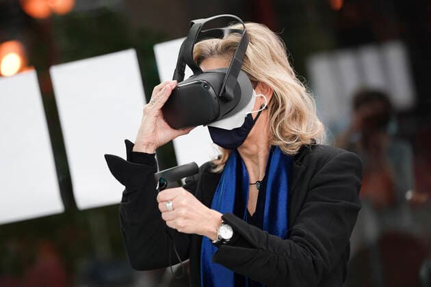 Verleihung der 1. NRW Bildungspartnerplakette an die Stadtbibliothek Aktuell, Koeln, 29.10.2020, Ulrike Lubek LVR-Direktorin mit VR Brille bei der Ueberreichung der ersten Bildungspartnerplakette an die Stadtbibliothek Koeln im Rahmen der Initiative Bildungspartner NRW Bibliothek und Schul Koeln Nordrhein-Westfalen Deutschland