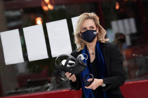 Verleihung der 1. NRW Bildungspartnerplakette an die Stadtbibliothek Aktuell, Koeln, 29.10.2020, Ulrike Lubek LVR-Direktorin mit VR Brille bei der Ueberreichung der ersten Bildungspartnerplakette an die Stadtbibliothek Koeln im Rahmen der Initiative Bildungspartner NRW Bibliothek und Schul Koeln Nordrhein-Westfalen Deutschland
