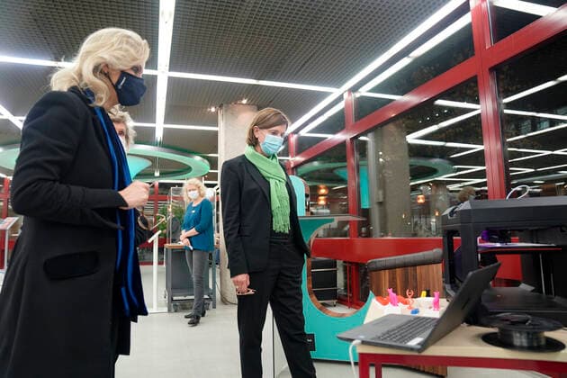 Verleihung der 1. NRW Bildungspartnerplakette an die Stadtbibliothek Aktuell, Koeln, 29.10.2020, Yvonne Gebauer NRW Schul- und Bildungsministerin und Ulrike Lubek LVR-Direktorin,bei einem Rundgang durch die Stadtbibliothek Koeln Koeln Nordrhein-Westfalen Deutschland