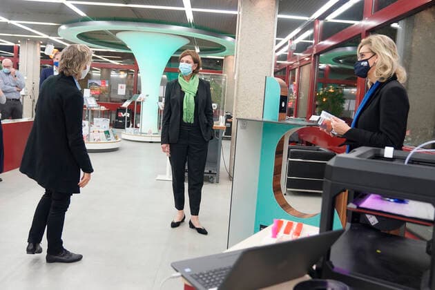 Verleihung der 1. NRW Bildungspartnerplakette an die Stadtbibliothek Aktuell, Koeln, 29.10.2020, Yvonne Gebauer NRW Schul- und Bildungsministerin und Ulrike Lubek LVR-Direktorin, Dr. Hannelore Vogt Direktorin der Stadtbibliothek Koeln bei einem Rundgang durch die Stadtbibliothek Koeln Koeln Nordrhein-Westfalen Deutschland