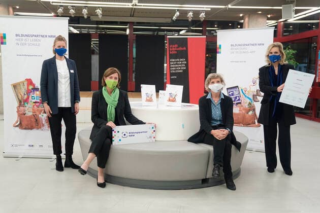 Verleihung der 1. NRW Bildungspartnerplakette an die Stadtbibliothek Aktuell, Koeln, 29.10.2020, Yvonne Gebauer NRW Schul- und Bildungsministerin, Ulrike Lubek LVR-Direktorin, Dr. Hannelore Vogt Direktorin der Stadtbibliothek Koeln und Kim Marie Stachelhaus LVR Mitarbeiter fuer den Bereich Bibliothek und Schule bei der Ueberreichung der ersten Bildungspartnerplakette an die Stadtbibliothek Koeln im Rahmen der Initiative Bildungspartner NRW Bibliothek und Schule Koeln Nordrhein-Westfalen Deutschland