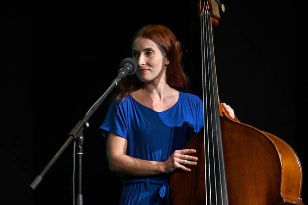 Konzert der Musikgruppe ALMA, im Rahmen der Salzkammergut Festwochen Gmunden, im Kulturzentrum AlFa in Steyrermühl Laakirchen in Österreich, am 29.10.2020. Das Bild zeigt die Bassistin Marlene Lacherstorfer 2020 - Konzert der Musikgruppe ALMA, im Rahmen der Salzkammergut Festwochen Gmunden, am 29.10.2020.