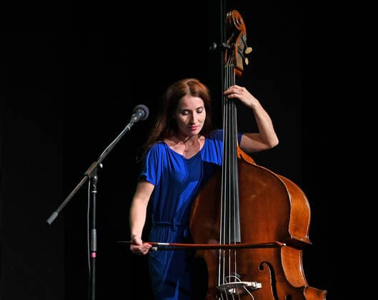 Konzert der Musikgruppe ALMA, im Rahmen der Salzkammergut Festwochen Gmunden, im Kulturzentrum AlFa in Steyrermühl Laakirchen in Österreich, am 29.10.2020. Das Bild zeigt die Bassistin Marlene Lacherstorfer 2020 - Konzert der Musikgruppe ALMA, im Rahmen der Salzkammergut Festwochen Gmunden, am 29.10.2020.