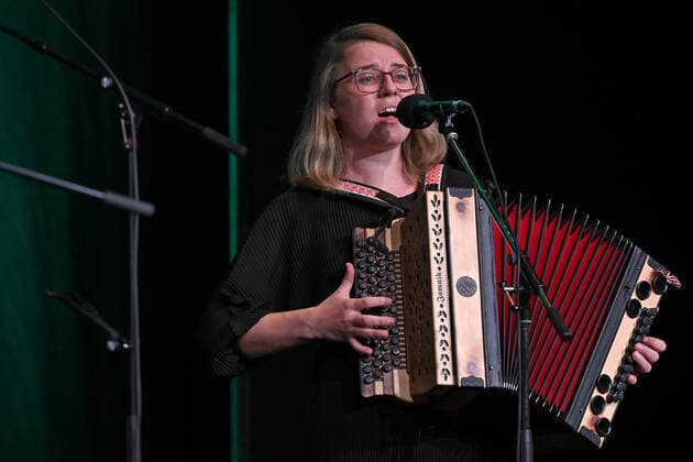 Konzert der Musikgruppe ALMA, im Rahmen der Salzkammergut Festwochen Gmunden, im Kulturzentrum AlFa in Steyrermühl Laakirchen in Österreich, am 29.10.2020. Das Bild zeigt die Harmonikaspielerin Johanna Dumfart 2020 - Konzert der Musikgruppe ALMA, im Rahmen der Salzkammergut Festwochen Gmunden, am 29.10.2020.