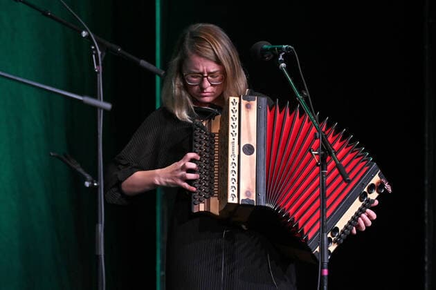 Konzert der Musikgruppe ALMA, im Rahmen der Salzkammergut Festwochen Gmunden, im Kulturzentrum AlFa in Steyrermühl Laakirchen in Österreich, am 29.10.2020. Das Bild zeigt die Harmonikaspielerin Johanna Dumfart 2020 - Konzert der Musikgruppe ALMA, im Rahmen der Salzkammergut Festwochen Gmunden, am 29.10.2020.