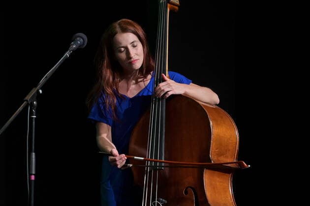 Konzert der Musikgruppe ALMA, im Rahmen der Salzkammergut Festwochen Gmunden, im Kulturzentrum AlFa in Steyrermühl Laakirchen in Österreich, am 29.10.2020. Das Bild zeigt die Bassistin Marlene Lacherstorfer 2020 - Konzert der Musikgruppe ALMA, im Rahmen der Salzkammergut Festwochen Gmunden, am 29.10.2020.