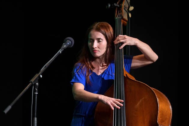 Konzert der Musikgruppe ALMA, im Rahmen der Salzkammergut Festwochen Gmunden, im Kulturzentrum AlFa in Steyrermühl Laakirchen in Österreich, am 29.10.2020. Das Bild zeigt die Bassistin Marlene Lacherstorfer 2020 - Konzert der Musikgruppe ALMA, im Rahmen der Salzkammergut Festwochen Gmunden, am 29.10.2020.