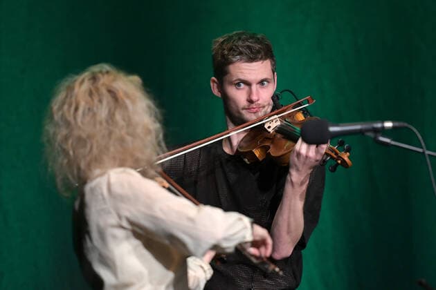 Konzert der Musikgruppe ALMA, im Rahmen der Salzkammergut Festwochen Gmunden, im Kulturzentrum AlFa in Steyrermühl Laakirchen in Österreich, am 29.10.2020. Das Bild zeigt v.l.n.r.: Geigerin Julia Lacherstorfer und Geiger Matteo Haitzmann 2020 - Konzert der Musikgruppe ALMA, im Rahmen der Salzkammergut Festwochen Gmunden, am 29.10.2020.