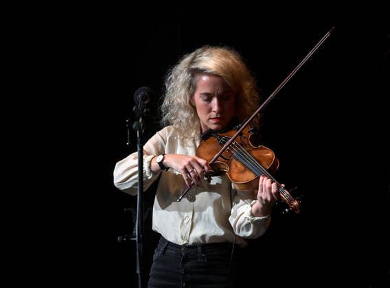 Konzert der Musikgruppe ALMA, im Rahmen der Salzkammergut Festwochen Gmunden, im Kulturzentrum AlFa in Steyrermühl Laakirchen in Österreich, am 29.10.2020. Das Bild zeigt Geigerin Julia Lacherstorfer 2020 - Konzert der Musikgruppe ALMA, im Rahmen der Salzkammergut Festwochen Gmunden, am 29.10.2020.