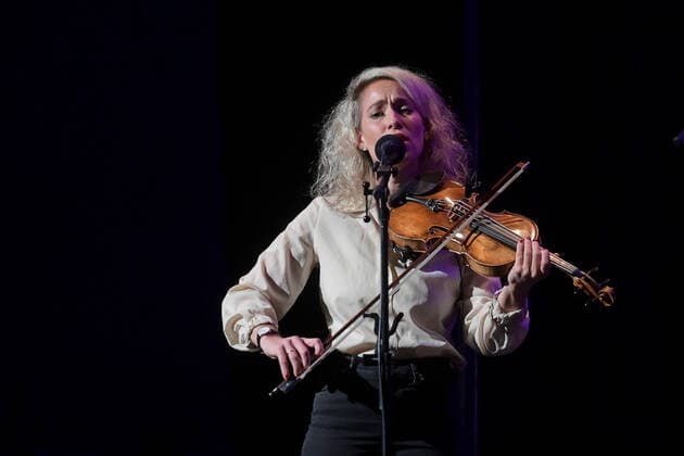 Konzert der Musikgruppe ALMA, im Rahmen der Salzkammergut Festwochen Gmunden, im Kulturzentrum AlFa in Steyrermühl Laakirchen in Österreich, am 29.10.2020. Das Bild zeigt Geigerin Julia Lacherstorfer 2020 - Konzert der Musikgruppe ALMA, im Rahmen der Salzkammergut Festwochen Gmunden, am 29.10.2020.