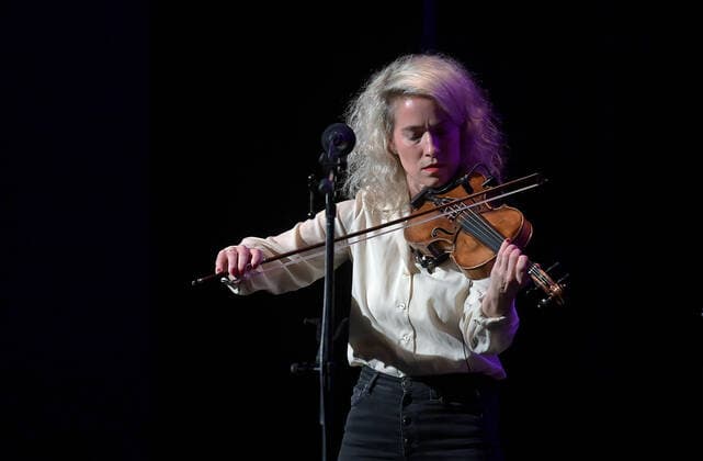 Konzert der Musikgruppe ALMA, im Rahmen der Salzkammergut Festwochen Gmunden, im Kulturzentrum AlFa in Steyrermühl Laakirchen in Österreich, am 29.10.2020. Das Bild zeigt Geigerin Julia Lacherstorfer 2020 - Konzert der Musikgruppe ALMA, im Rahmen der Salzkammergut Festwochen Gmunden, am 29.10.2020.