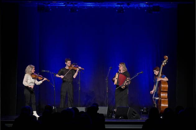 Konzert der Musikgruppe ALMA, im Rahmen der Salzkammergut Festwochen Gmunden, im Kulturzentrum AlFa in Steyrermühl Laakirchen in Österreich, am 29.10.2020. Das Bild zeigt v.l.n.r.: Geigerin Julia Lacherstorfer, Geiger Matteo Haitzmann, Harmonikaspielerin Johanna Dumfart und Bassistin Marlene Lacherstorfer 2020 - Konzert der Musikgruppe ALMA, im Rahmen der Salzkammergut Festwochen Gmunden, am 29.10.2020.