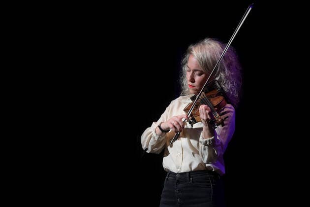 Konzert der Musikgruppe ALMA, im Rahmen der Salzkammergut Festwochen Gmunden, im Kulturzentrum AlFa in Steyrermühl Laakirchen in Österreich, am 29.10.2020. Das Bild zeigt Geigerin Julia Lacherstorfer 2020 - Konzert der Musikgruppe ALMA, im Rahmen der Salzkammergut Festwochen Gmunden, am 29.10.2020.